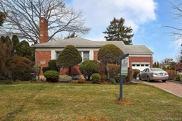 Unit for sale at 97 Vanderbilt Avenue, North Hempstead, NY 11030