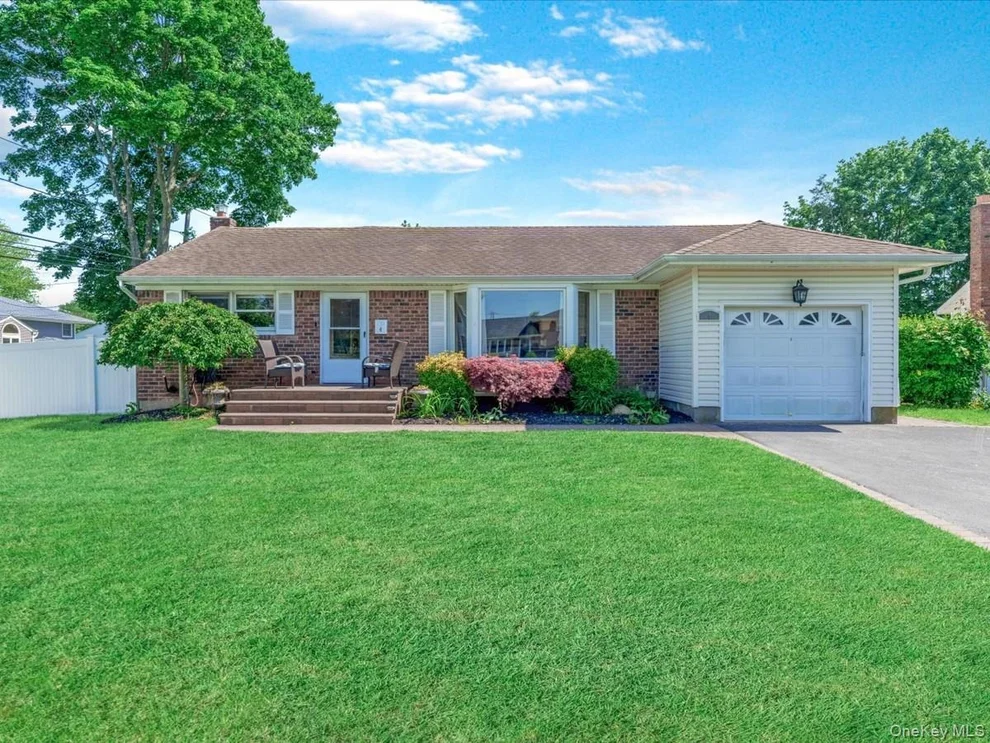 Unit for sale at 4 Whitebirch Lane, Smithtown, NY 11725