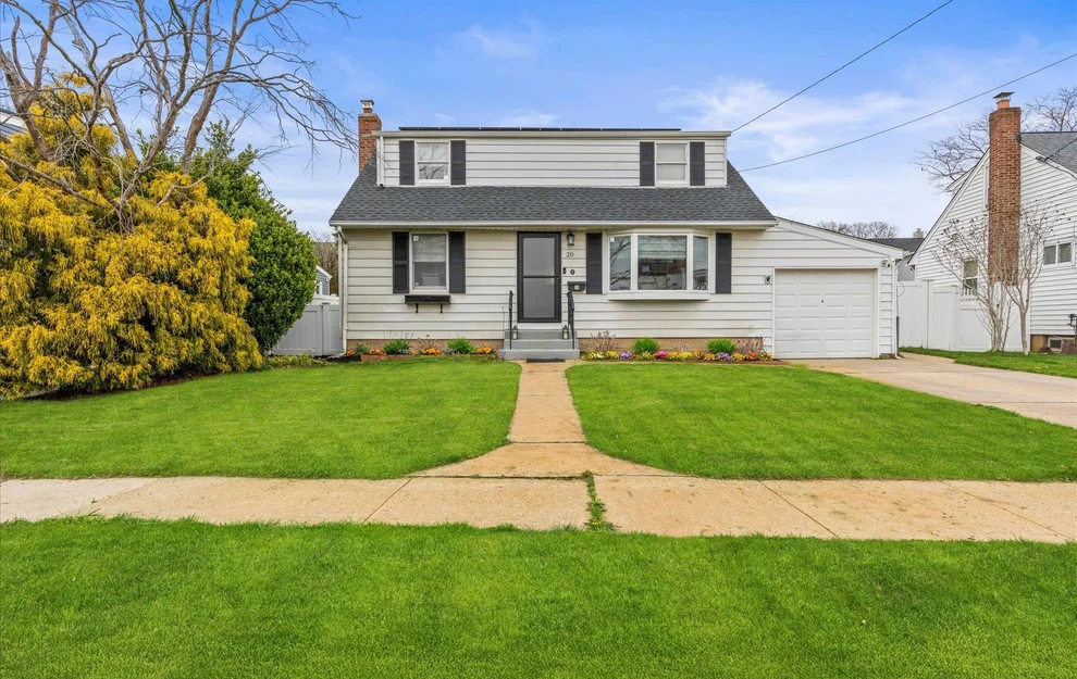 Unit for sale at 20 Kensington Avenue, Oyster Bay, NY 11758