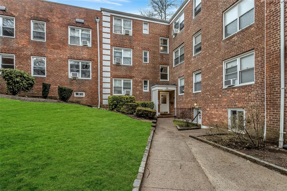 Unit for sale at 19 Edwards St, North Hempstead, NY 11577