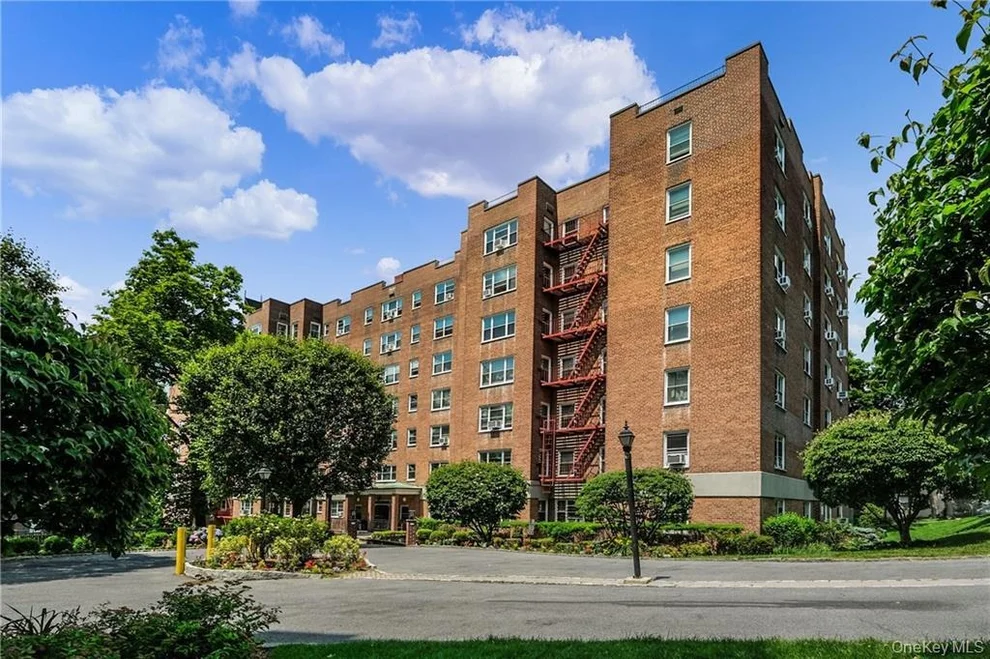 Unit for sale at 290 Collins Ave, Mount Vernon, NY 10552