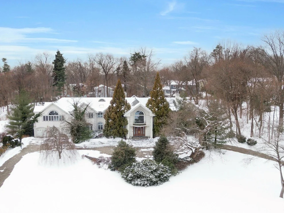 Unit for sale at 10 Castle Walk, Scarsdale, NY 10583