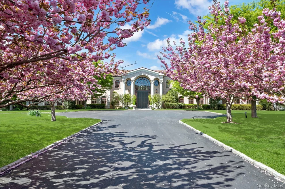 Unit for sale at 8 Tatem Way, Oyster Bay, NY 11568