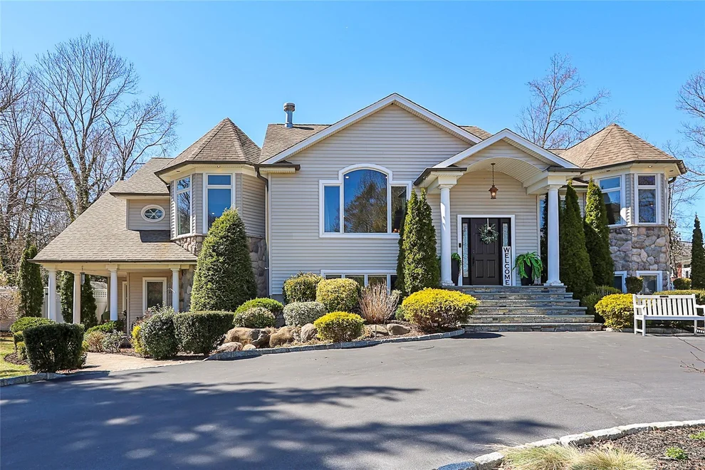 Unit for sale at 7 Burrwood Court, Huntington, NY 11731