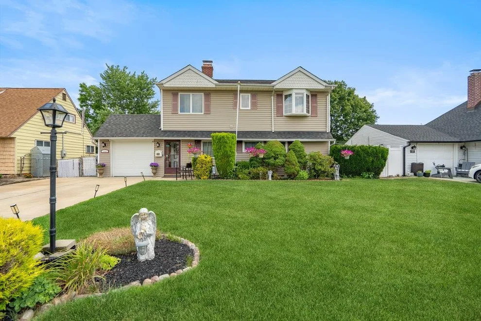 Unit for sale at 35 Arch Lane, Oyster Bay, NY 11801