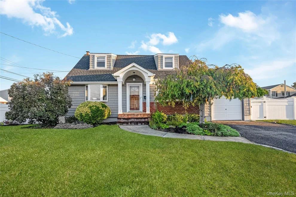 Unit for sale at 159 Washington Street, Oyster Bay, NY 11735
