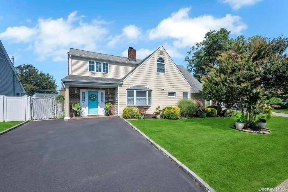 Unit for sale at 21 Pewter Lane, Oyster Bay, NY 11801