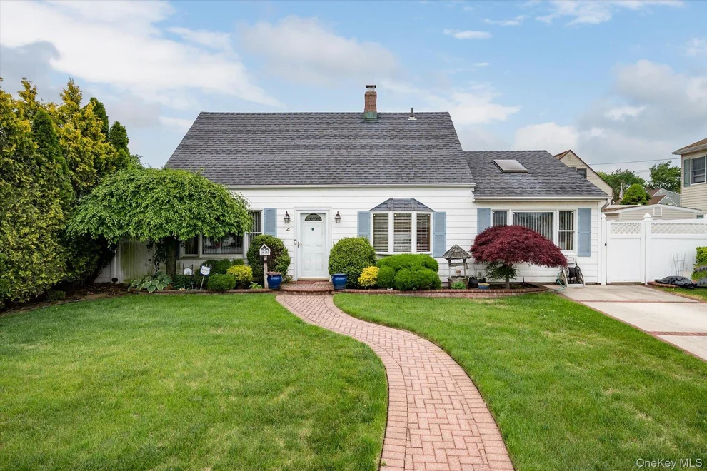 Unit for sale at 4 Water Lane N, Hempstead, NY 11756