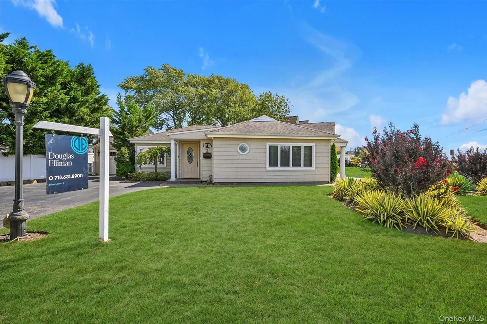 Unit for sale at 2 Adam Road W, Oyster Bay, NY 11758