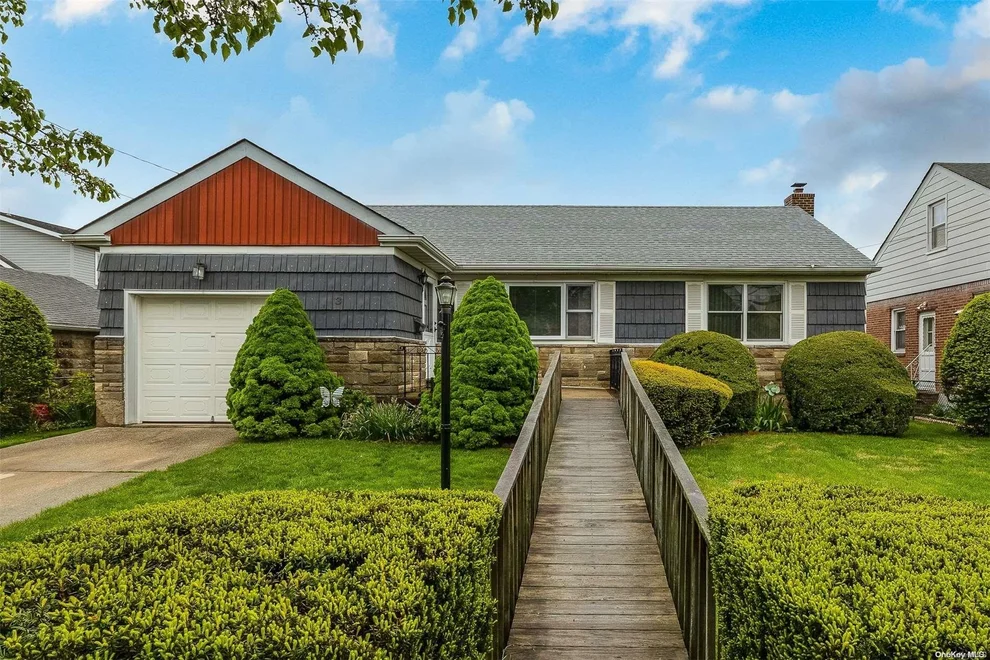 Unit for sale at 3 Evergreen Avenue, North Hempstead, NY 11040