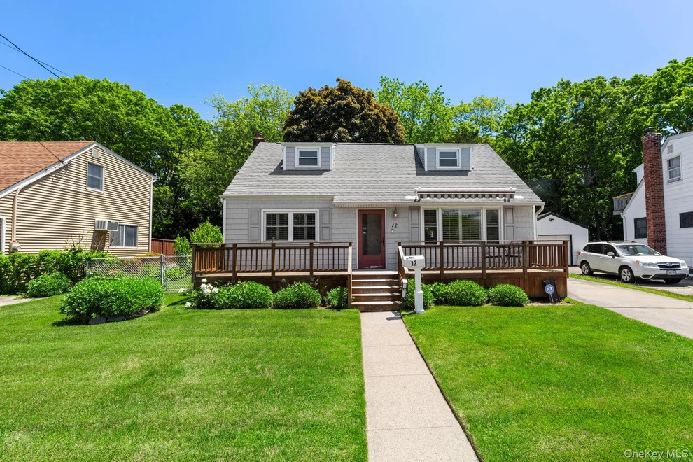 Unit for sale at 12 Leslie Lane, Oyster Bay, NY 11758