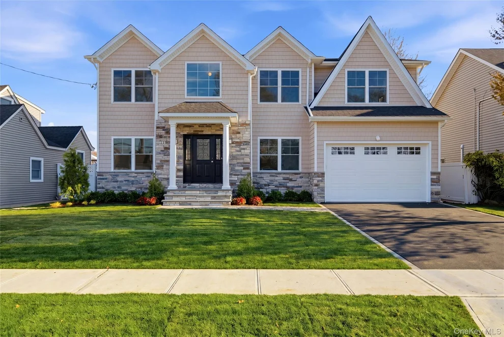 Unit for sale at 32 Massapequa Avenue, Oyster Bay, NY 11762