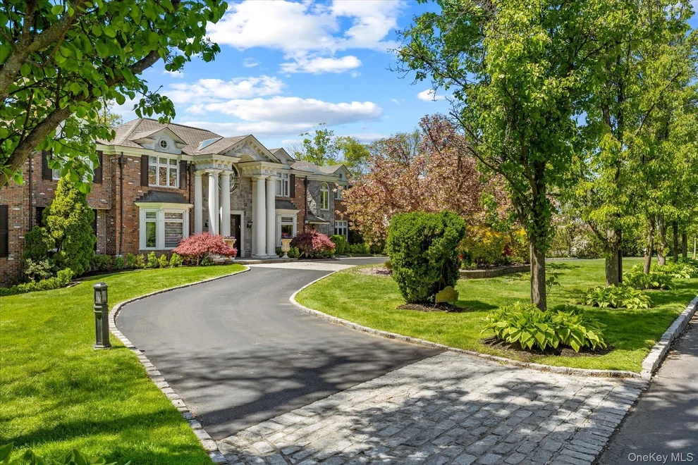 Unit for sale at 10 Hemlock Drive, North Hempstead, NY 11024