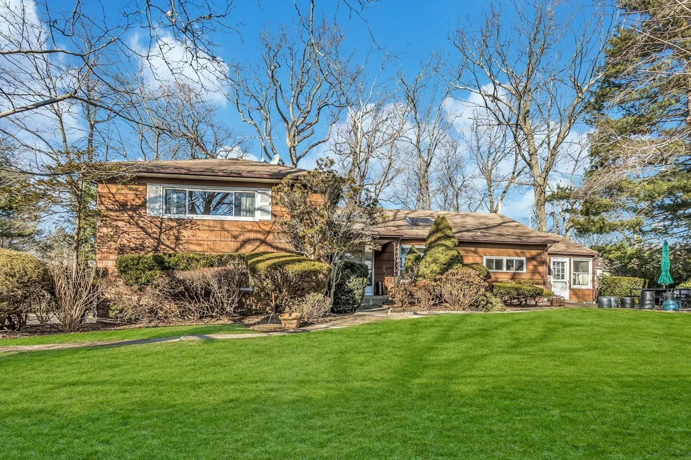 Unit for sale at 67 Fernwood Lane, North Hempstead, NY 11576