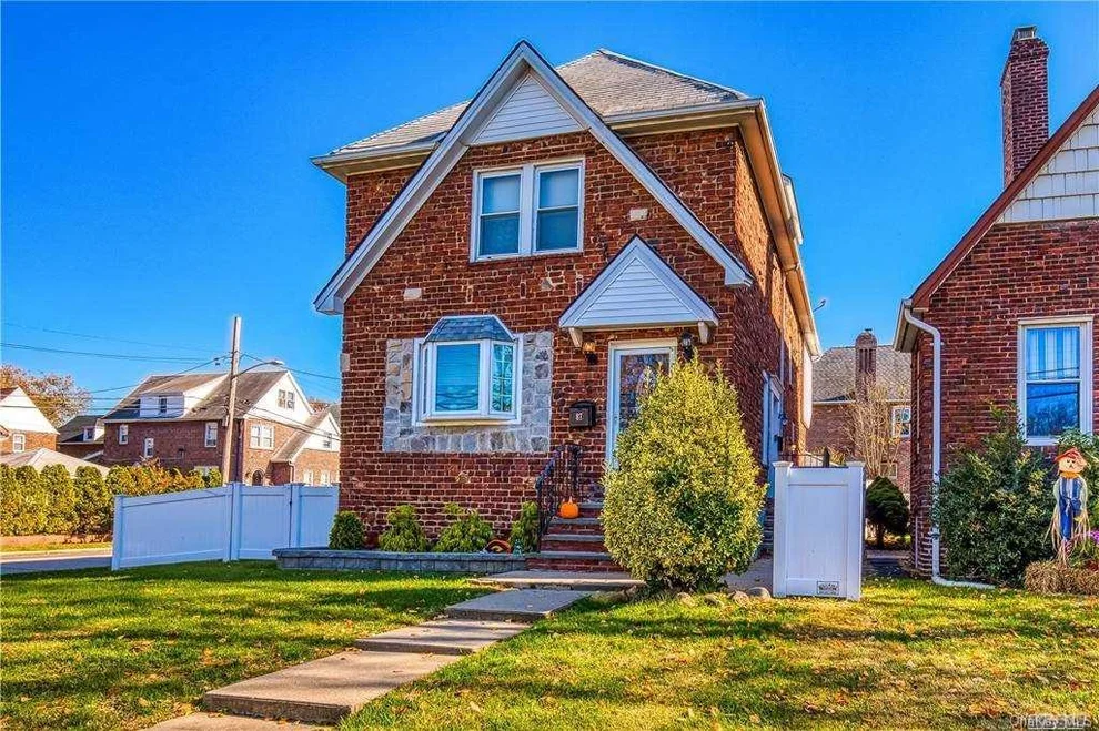 Unit for sale at 87 Piccadilly Downs, Hempstead, NY 11563