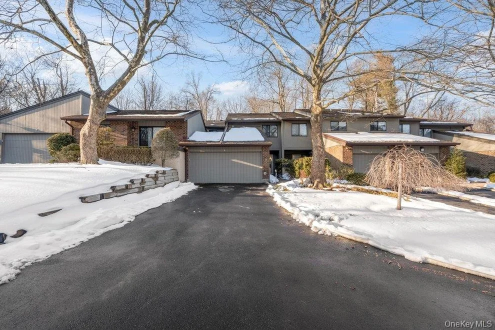 Unit for sale at 8 Wimbledon Court, Oyster Bay, NY 11753