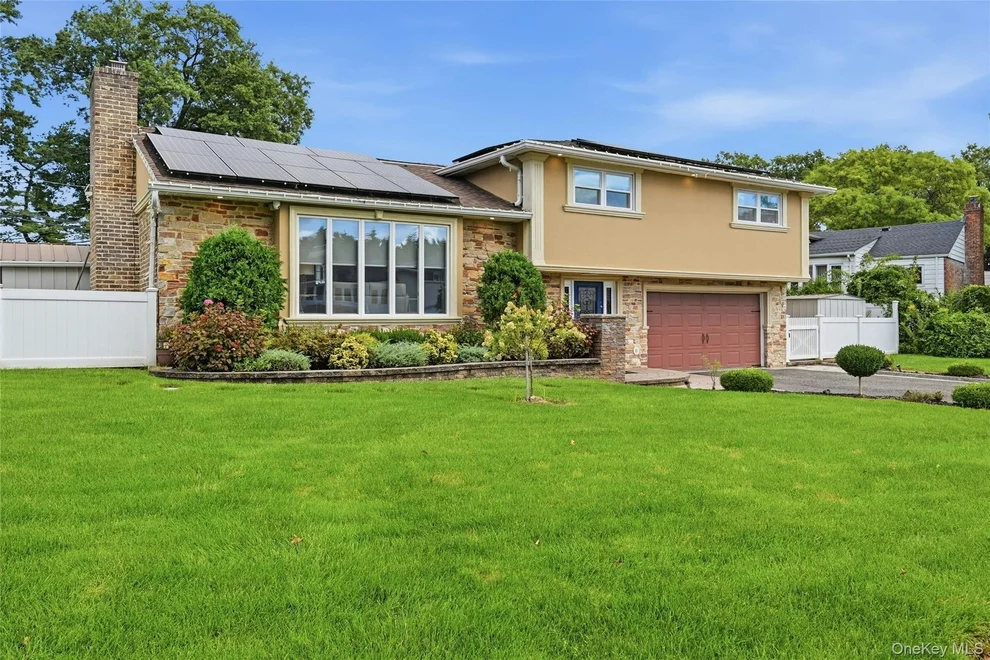 Unit for sale at 2 Peppermill Road, North Hempstead, NY 11576