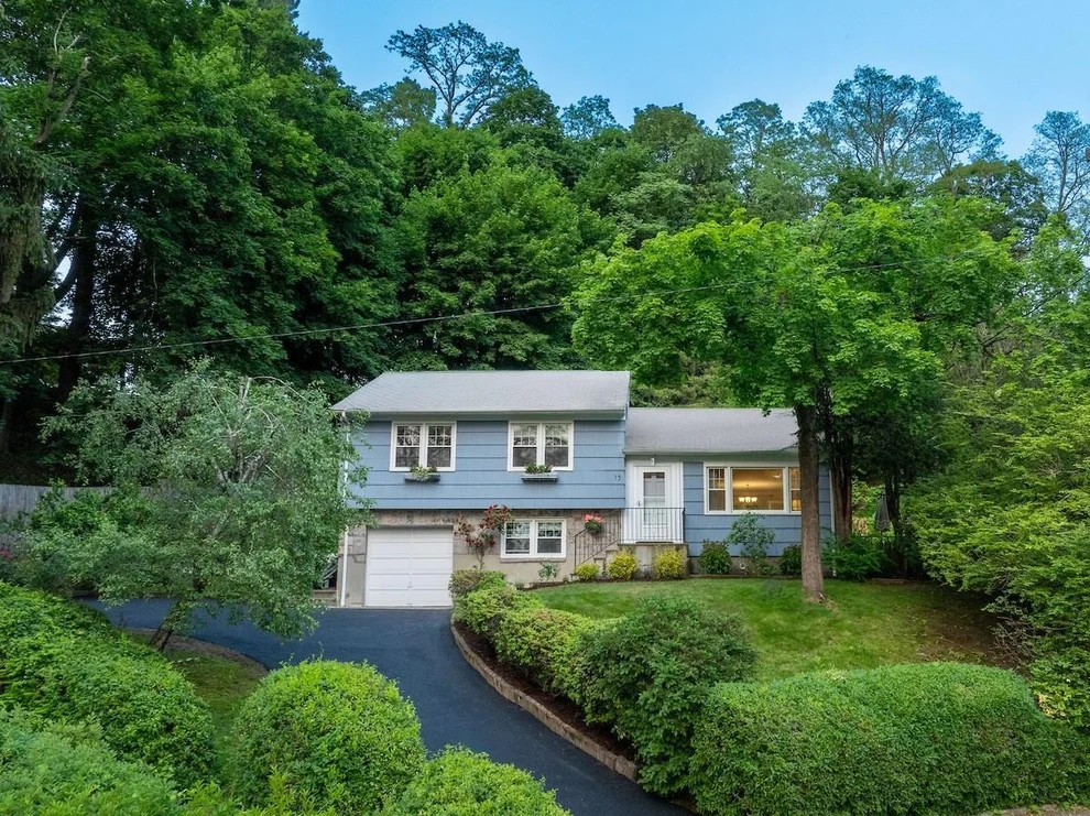 Unit for sale at 15 Rayson Lane, Greenburgh, NY 10522