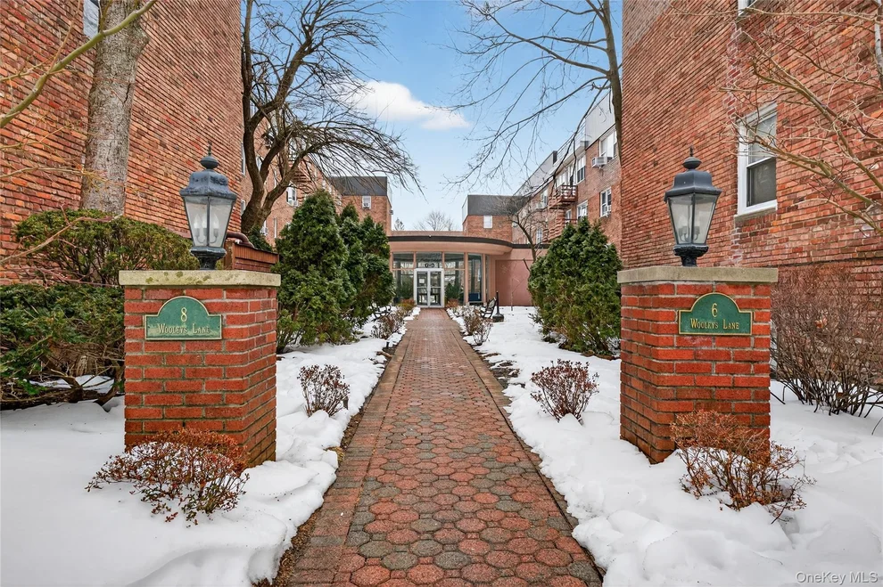 Unit for sale at 8 Wooleys Lane, North Hempstead, NY 11023