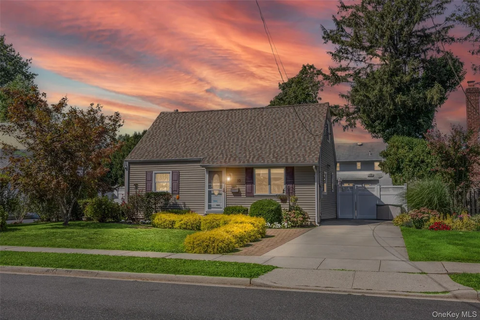 Unit for sale at 10 Nassau Avenue, Oyster Bay, NY 11803