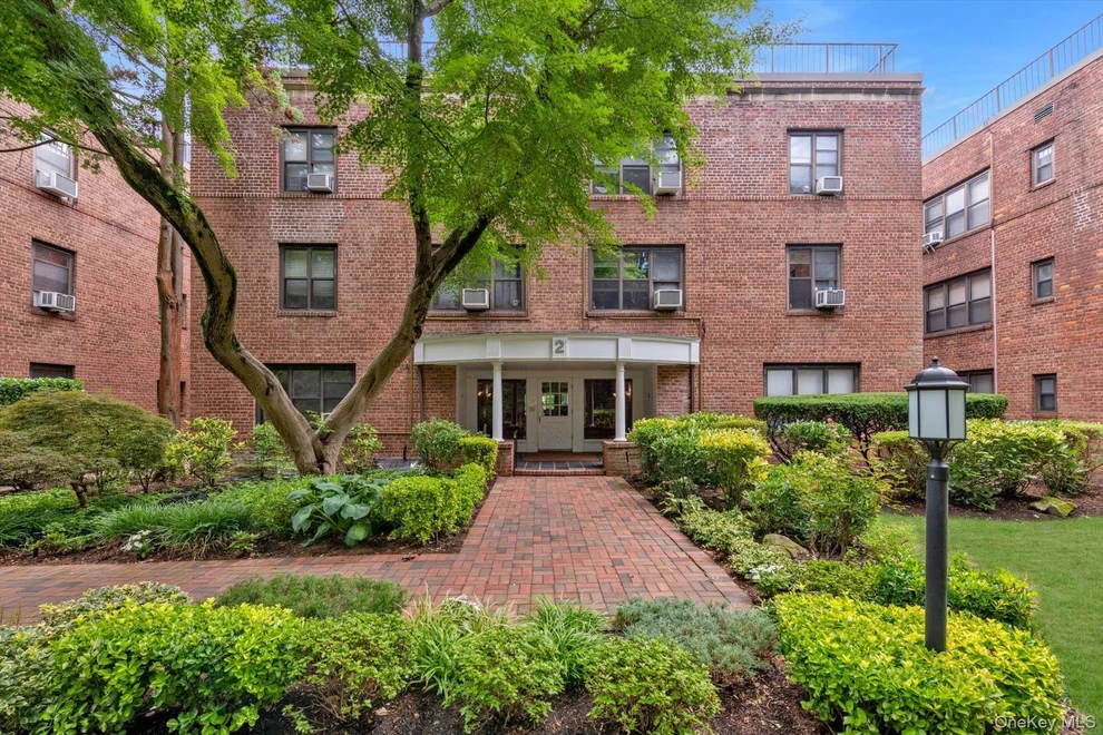 Unit for sale at 2 Townhouse Place, North Hempstead, NY 11021