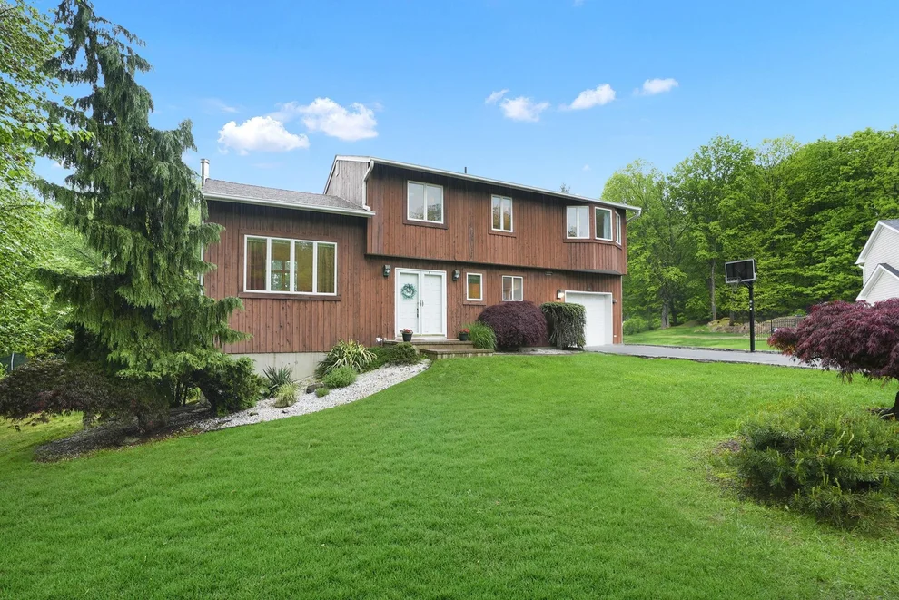 Unit for sale at 300 Chestnut Court, Yorktown, NY 10598