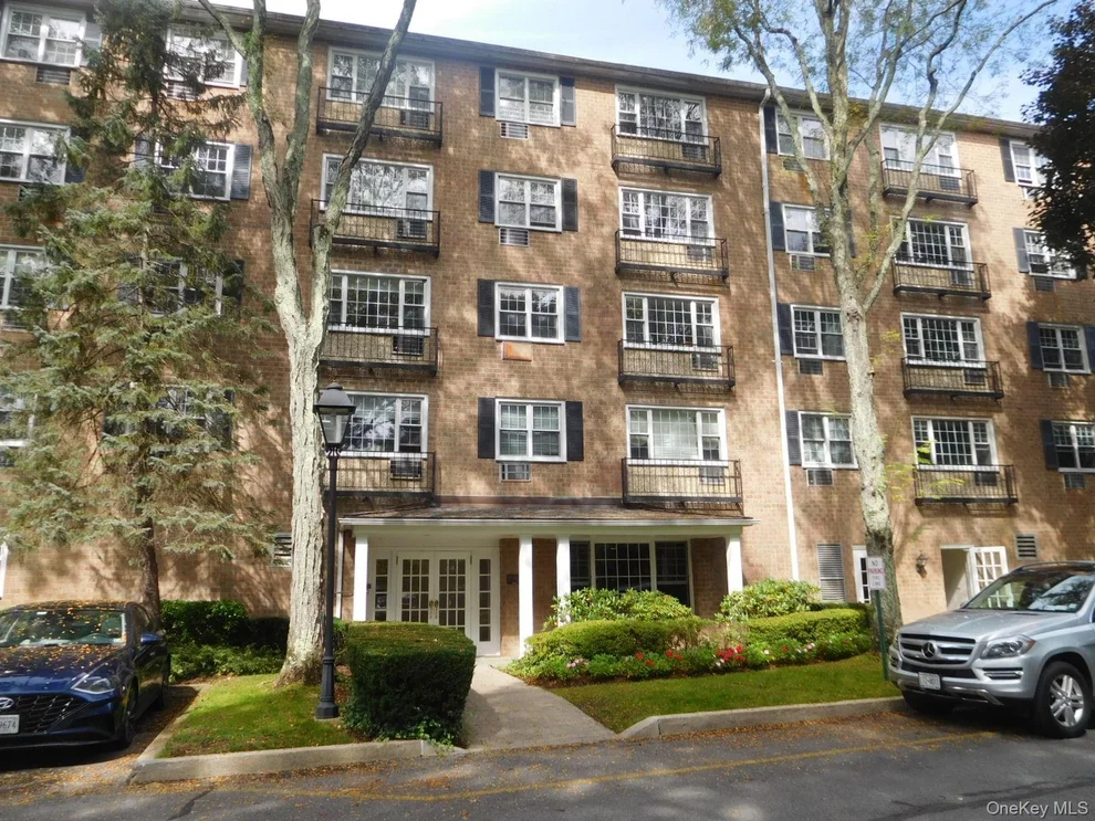 Unit for sale at 3 Consulate Drive, Eastchester, NY 10707