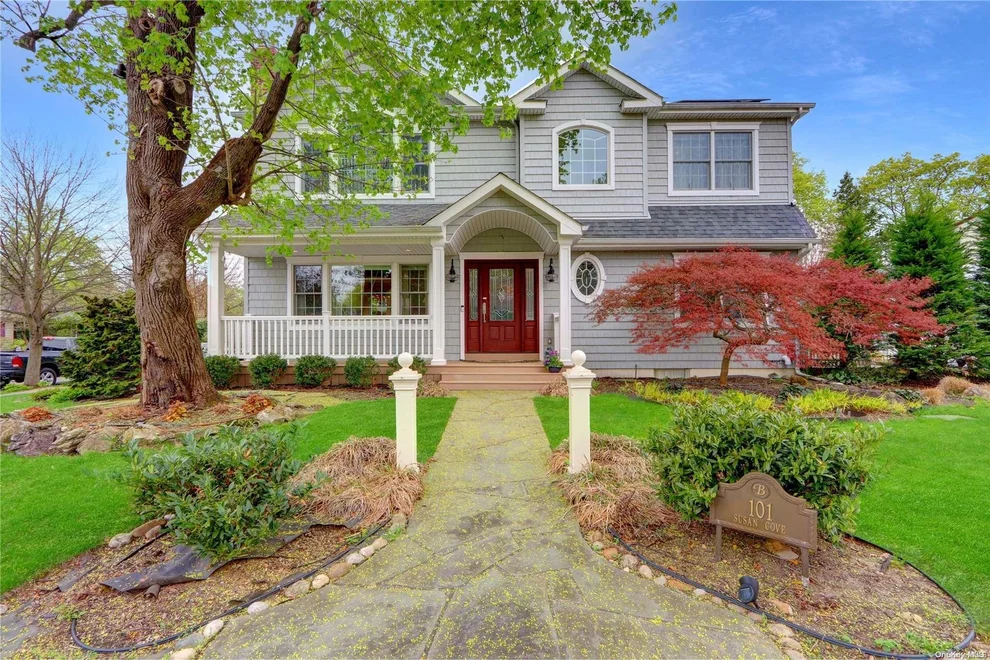 Unit for sale at 101 Susan Cv, Oyster Bay, NY 11732
