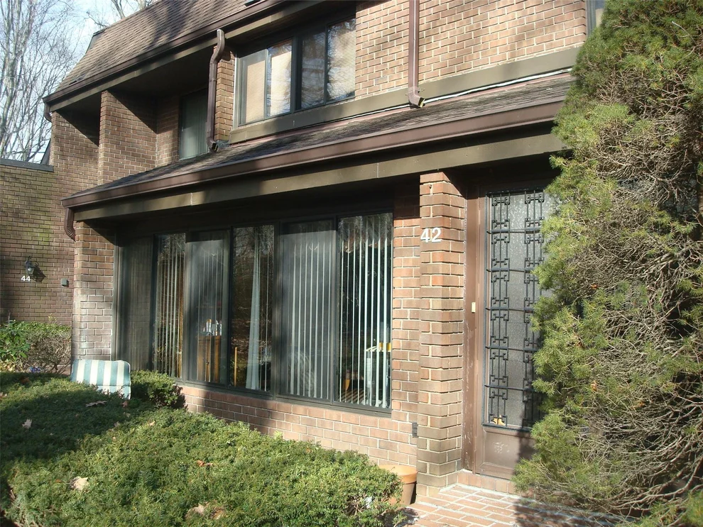 Unit for sale at 42 Fox Ridge, North Hempstead, NY 11576