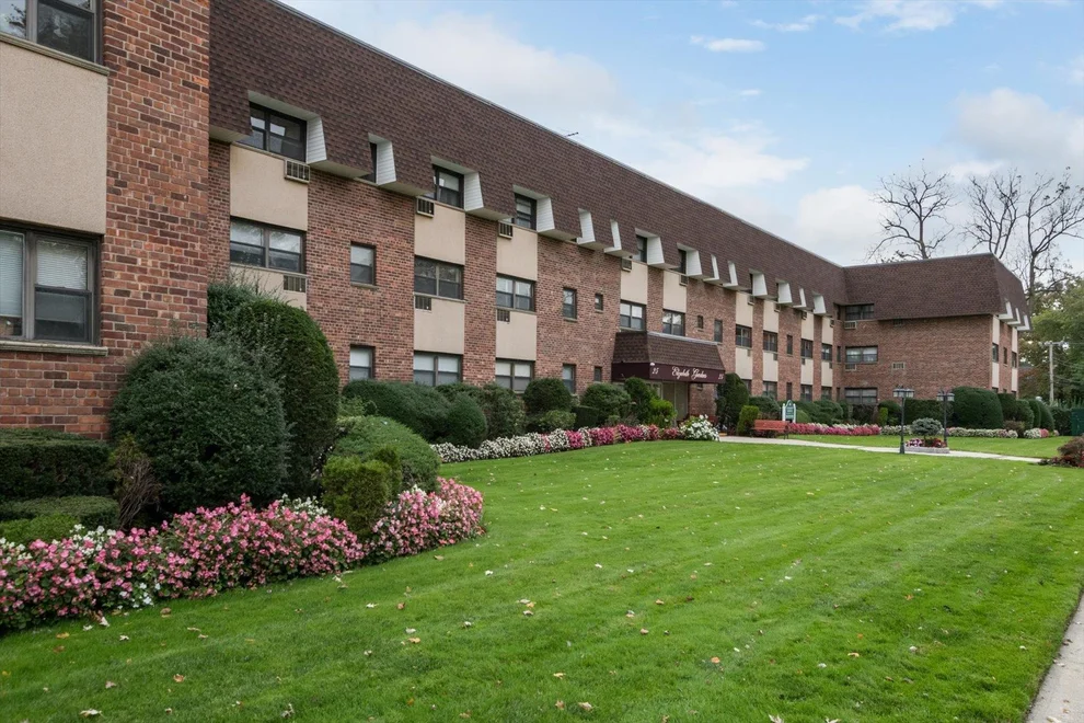 Unit for sale at 25 Elizabeth Street, Oyster Bay, NY 11735