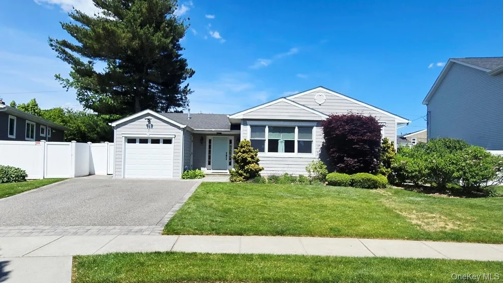 Unit for sale at 7 Eva Lane, Oyster Bay, NY 11803