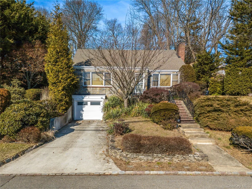 Unit for sale at 5 Hillside Avenue, North Hempstead, NY 11576