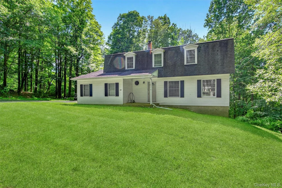 Unit for sale at 300 Estrada Road, Woodbury, NY 10917