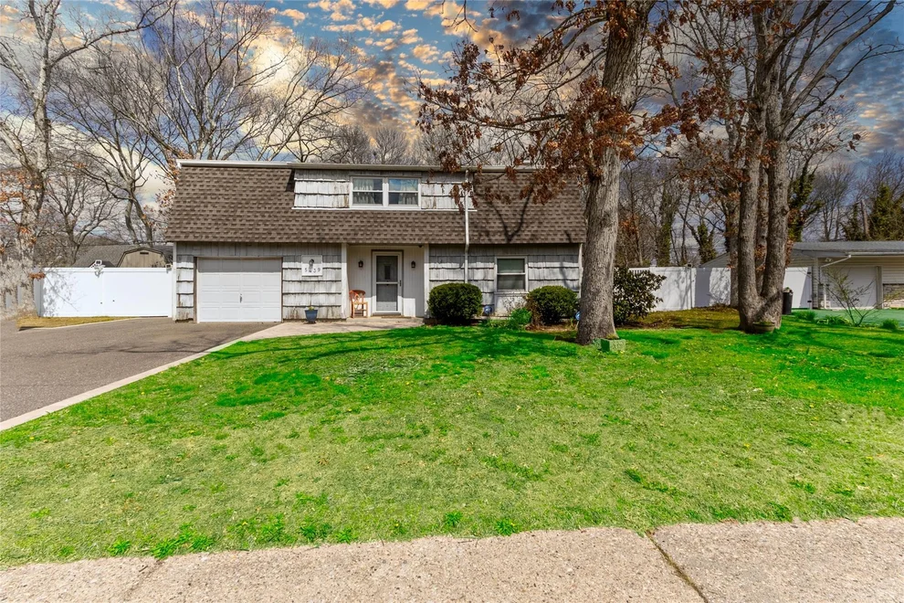 Unit for sale at 5439 Expressway Drive N, Brookhaven, NY 11742
