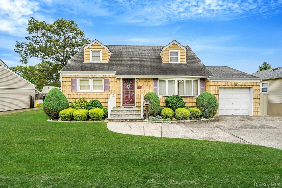 Unit for sale at 166 N Oak Street, Oyster Bay, NY 11758