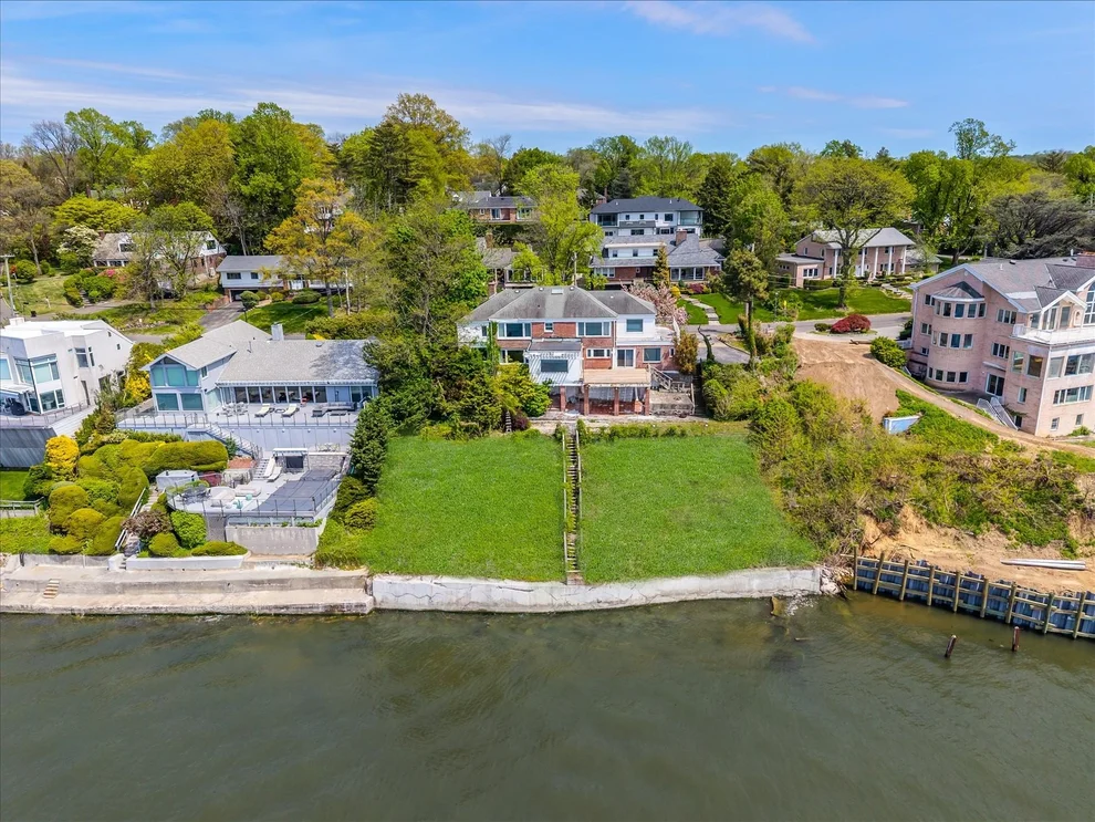 Unit for sale at 22 Shorecliff Place, North Hempstead, NY 11023