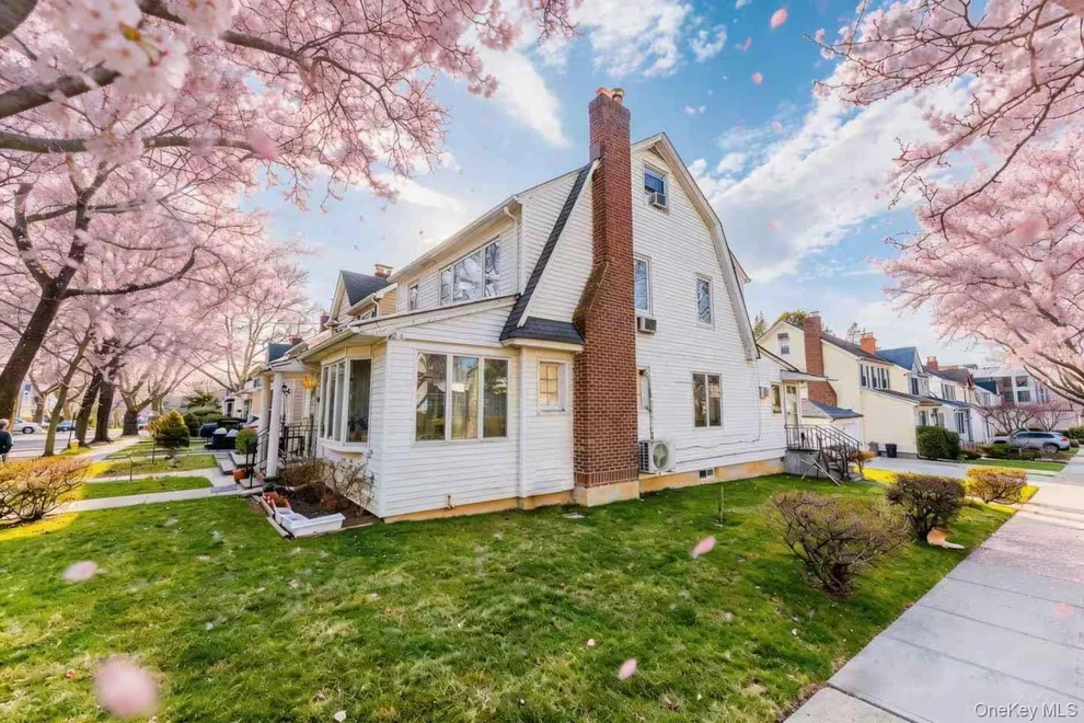 Unit for sale at 257-17 Pembroke Avenue, North Hempstead, NY 11020