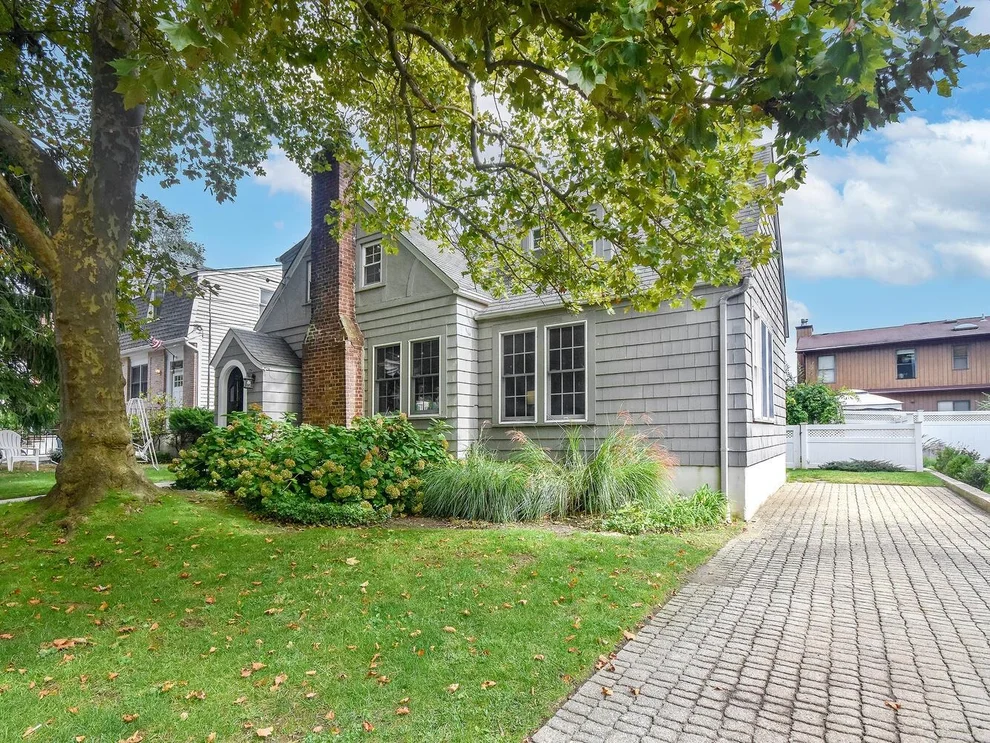 Unit for sale at 20 Oldwood Road, North Hempstead, NY 11050