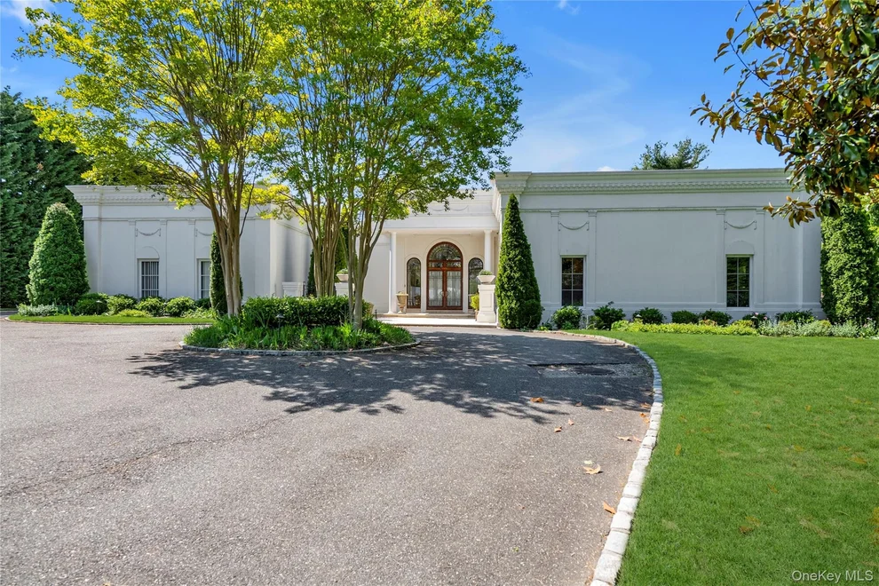 Unit for sale at 6 Hamptworth Drive, North Hempstead, NY 11024