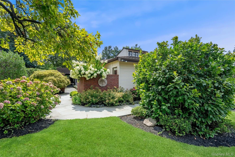 Unit for sale at 264 Sparrow Drive, North Hempstead, NY 11030