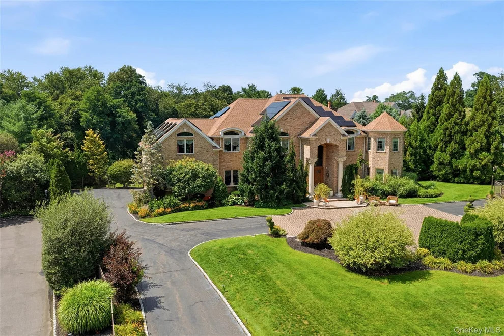 Unit for sale at 15 Peppermill Lane, Huntington, NY 11746