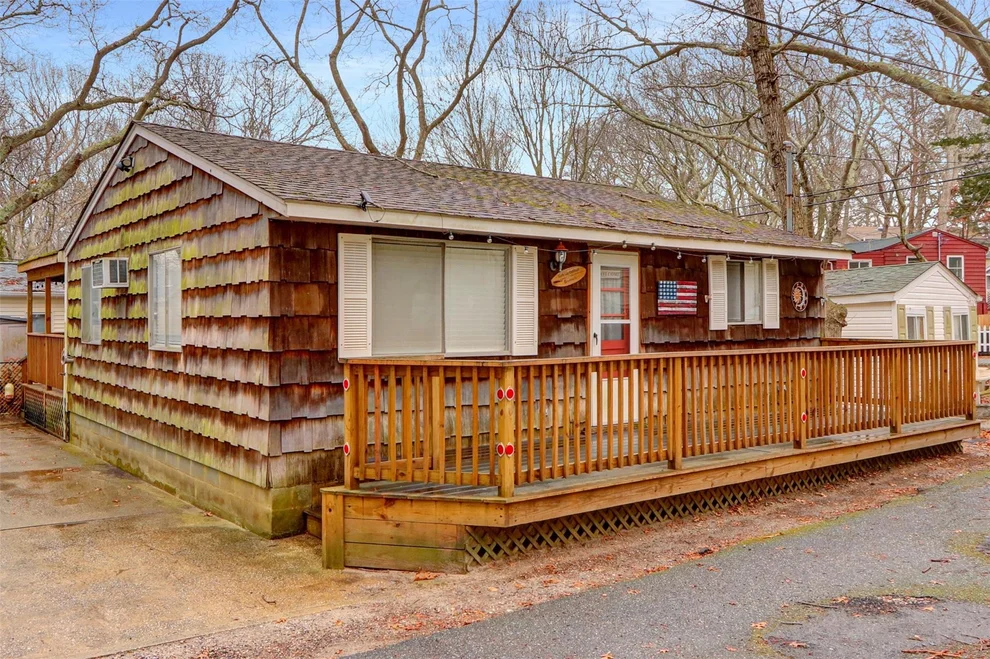 Unit for sale at 6 Surfway S, Riverhead, NY 11933