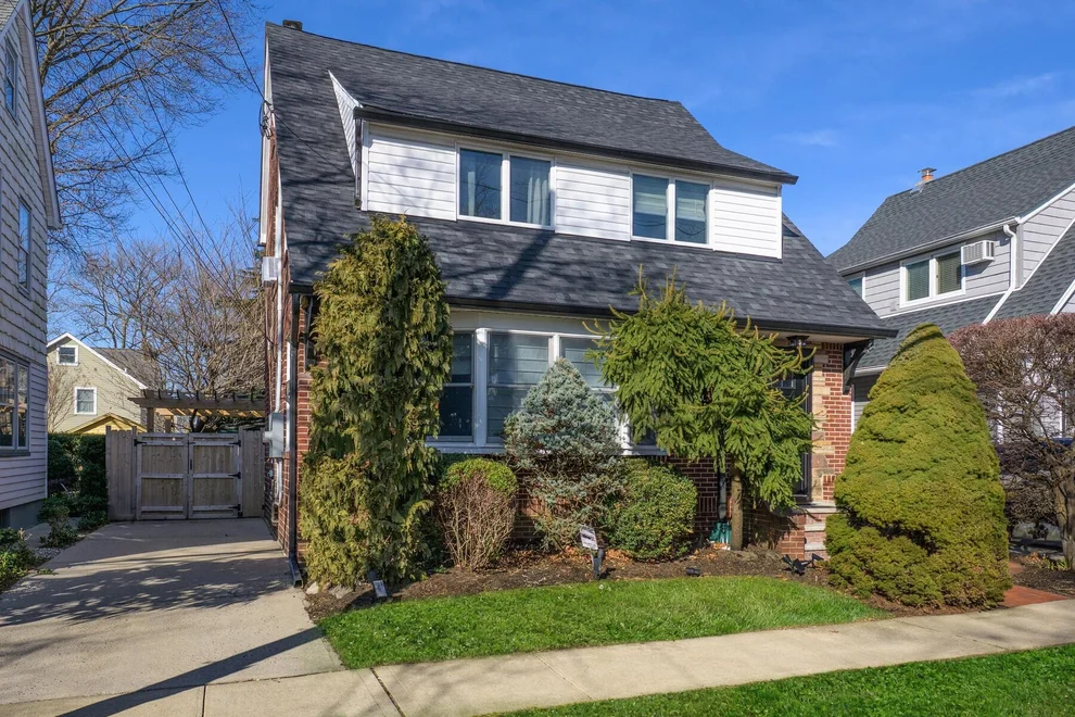 Unit for sale at 40 Park Avenue, North Hempstead, NY 11596
