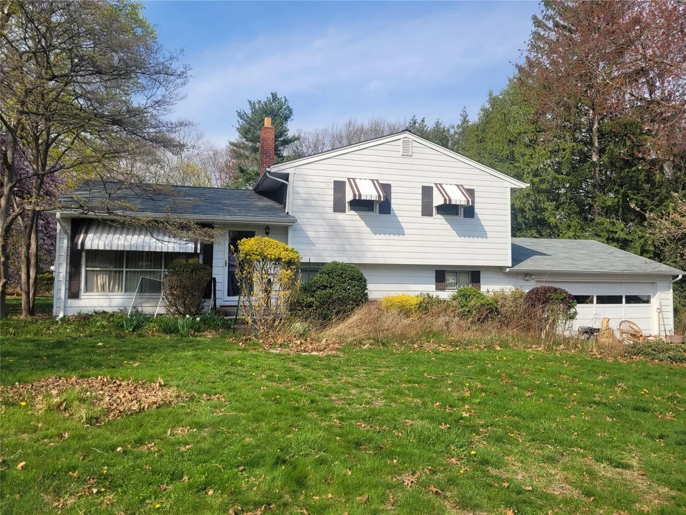 Unit for sale at 14 Kenwood Lane, Clarkstown, NY 10956