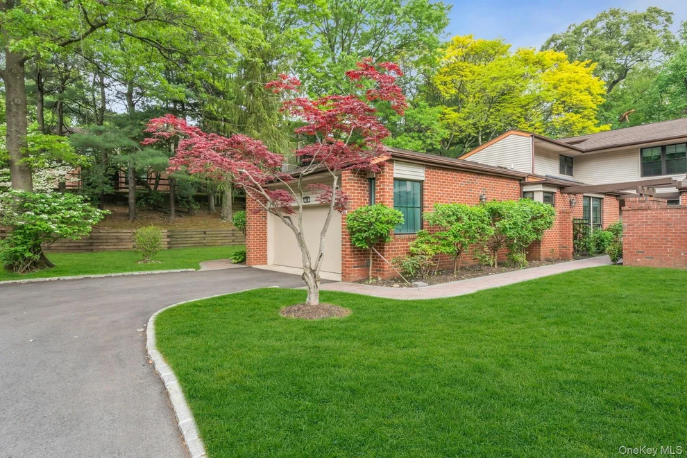 Unit for sale at 14 Nightingale Court, North Hempstead, NY 11030