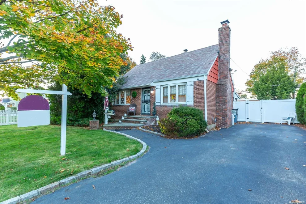Unit for sale at 47 8th Street, Oyster Bay, NY 11801