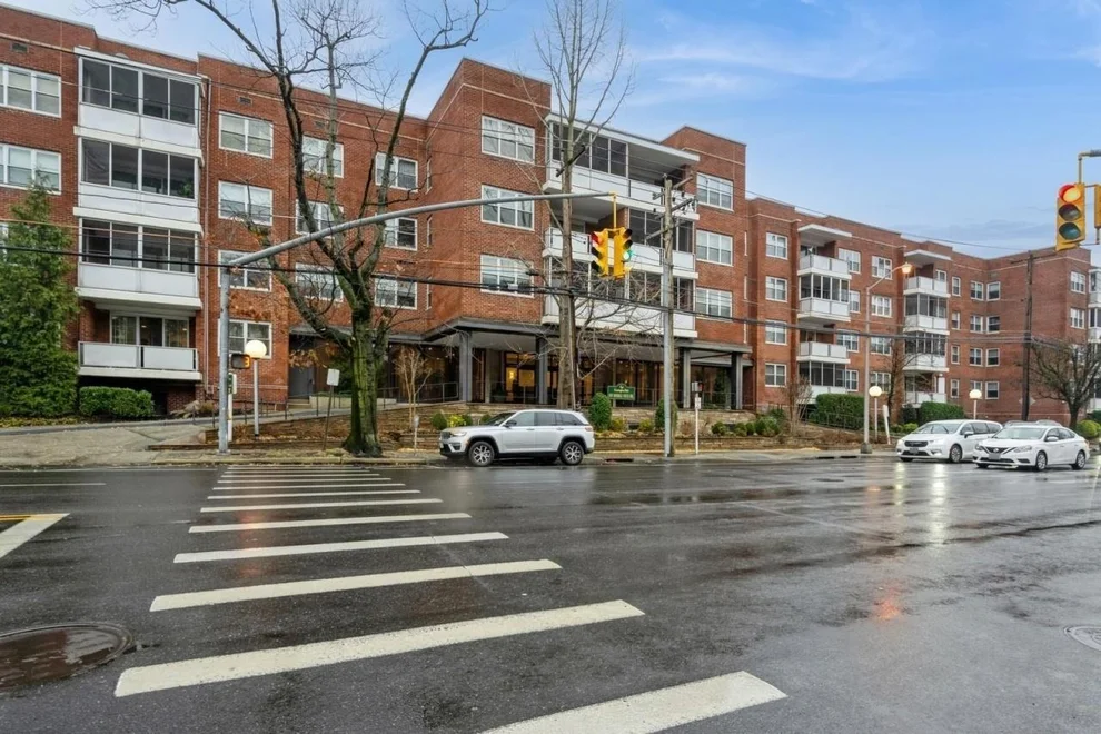 Unit for sale at 1 Kensington Gate, North Hempstead, NY 11021