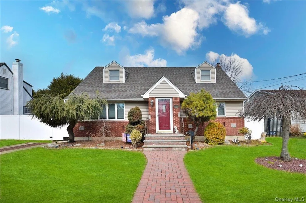Unit for sale at 265 N Syracuse Avenue, Oyster Bay, NY 11758
