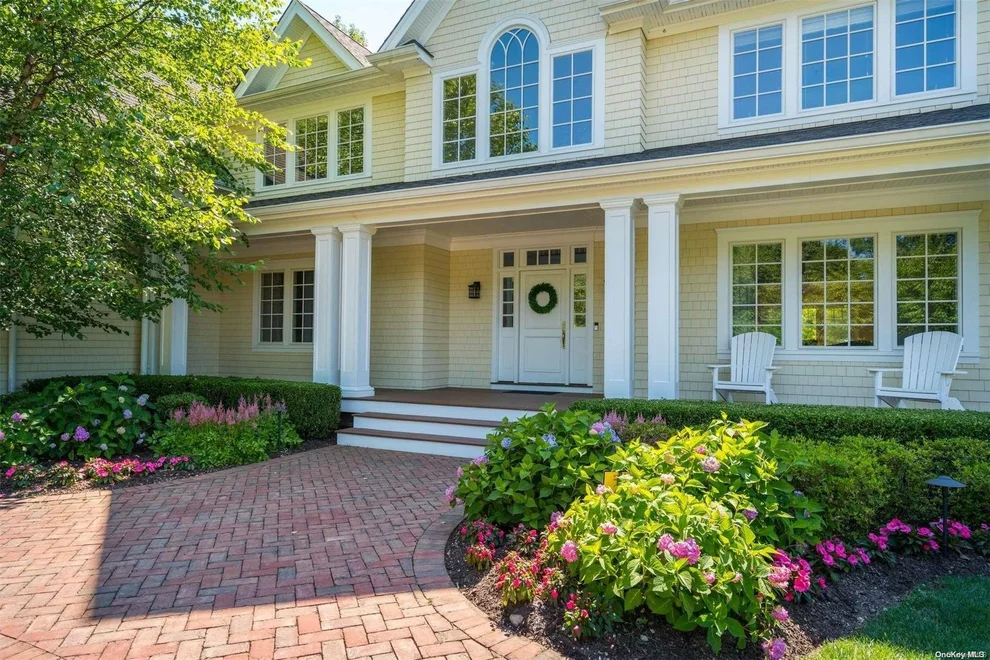 Unit for sale at 7 Seaward Ct, Huntington, NY 11724