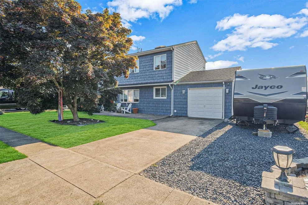 Unit for sale at 16 Wood Place, Babylon, NY 11757